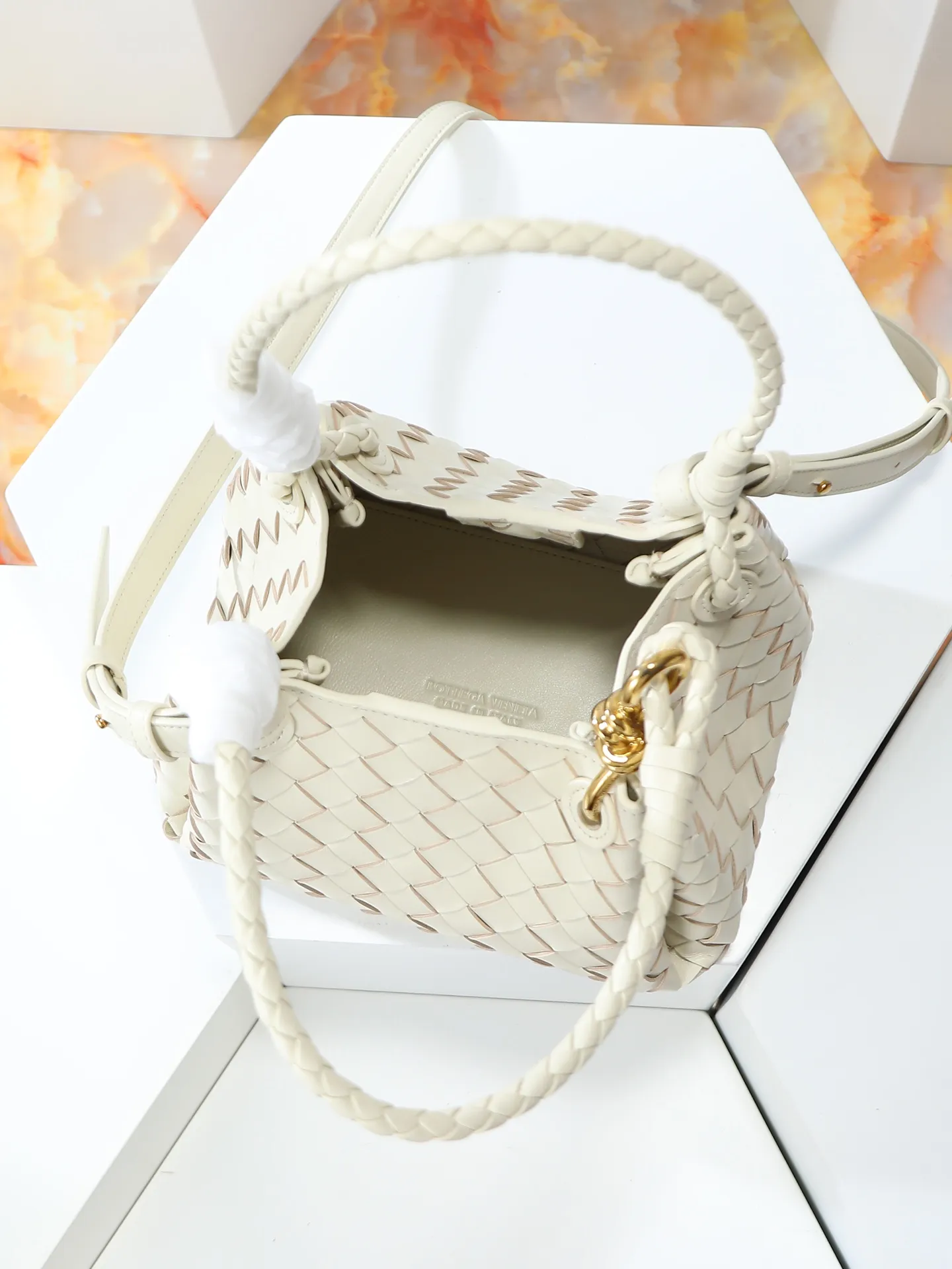 1250. Home B has a new product! Andiamo combines archive parachute handbags to inherit retro elements and integrate modern trends. The same style as Shu Qi's Night in Beijing. It is a continuation of the classic bag. It has three functions: hand carry, shoulder and cross-body. It is embellished with metal brass knot buckles. It is small and has an amazing capacity. It can easily hold all kinds of daily necessities with a box, sunglasses, small bottle, water powder, charger, and the upper body is versatile. Style number: 796569 Size: 21*17*16.5cm